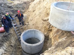 Közműépítés olajfogó és átmenőcső telepítése